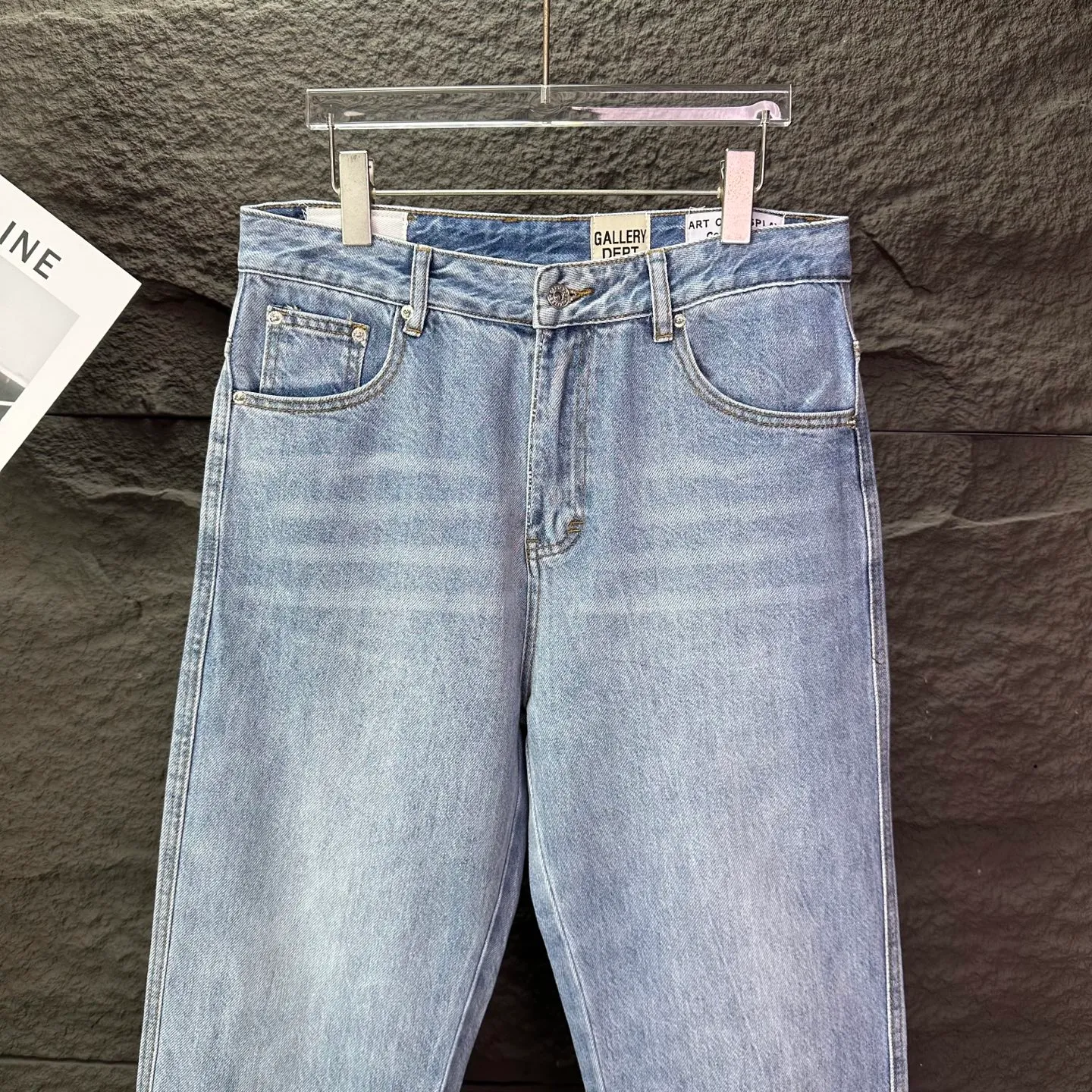 P250 GALLERY DEPT. 2025 New Light Blue Simple Washed and Distressed Couple Style Loose Straight Jeans 🔥High version🔥High version🔥 Top ceiling quality Styles with different washed textures are very friendly to people with thin legs and thick legs. The straight and loose version is very flattering. Moderate length that never goes out of style, easy to match with casually, basic styling for various styles, a must-have in the wardrobe! The fabric is stiff but also makes the upper body soft without losing texture. The washing process is even more perfect. It is a must-have item for everyone! ! ! Washed wheat, hang tag, pants label, complete with three labels Color: light blue Size: 28, 30, 32, 34, 36 (five sizes)